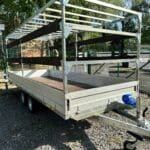 ALFA-T 44020AP.200-ig 10" kéttengelyes, 4,05x2,0m, 2000kg, fékezett, alsókerekes, síkplatós, uniplatós utánfutó, trailer, tréler és autószállító tréler PONYVÁVAL