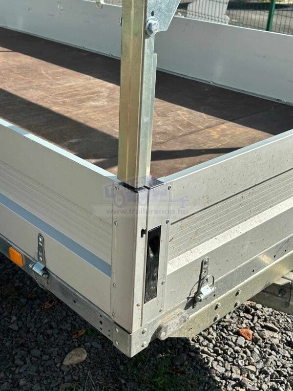 ALFA-T 44020AP.200-ig 10" kéttengelyes, 4,05x2,0m, 2000kg, fékezett, alsókerekes, síkplatós, uniplatós utánfutó, trailer, tréler és autószállító tréler PONYVÁVAL