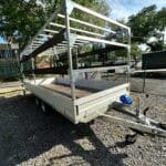 ALFA-T 44020AP.200-ig 10" kéttengelyes, 4,05x2,0m, 2000kg, fékezett, alsókerekes, síkplatós, uniplatós utánfutó, trailer, tréler és autószállító tréler PONYVÁVAL