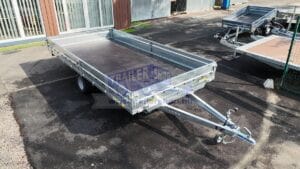 ALFA 14020AP.75 10" 4,05x2,00m méretű, 750kg egytengelyes fék nélküli alsókerekes uniplatós síkplatós utánfutó OLDALFALLAL